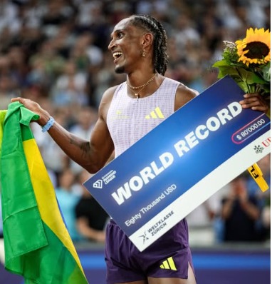 Alison dos Santos quebra recorde mundial nos 400m com barreiras