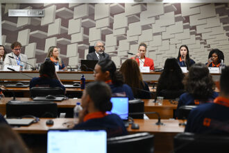 Ambiente digital seguro depende de toda a sociedade, indica debate com 'jovens senadores' — Senado Notícias