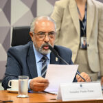 À mesa, presidente da FPPAZ, senador Paulo Paim (PT-RS), conduz reunião.