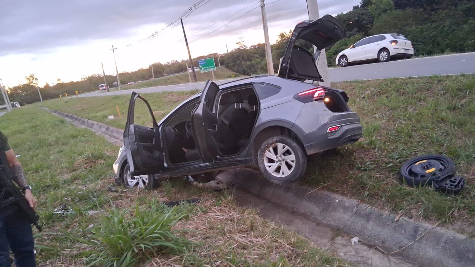 Carro roubado é recuperado horas depois em Camaçari