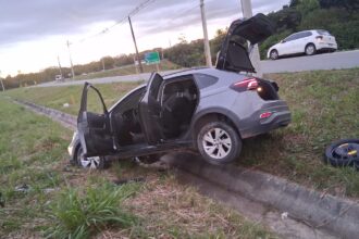Carro roubado é recuperado horas depois em Camaçari