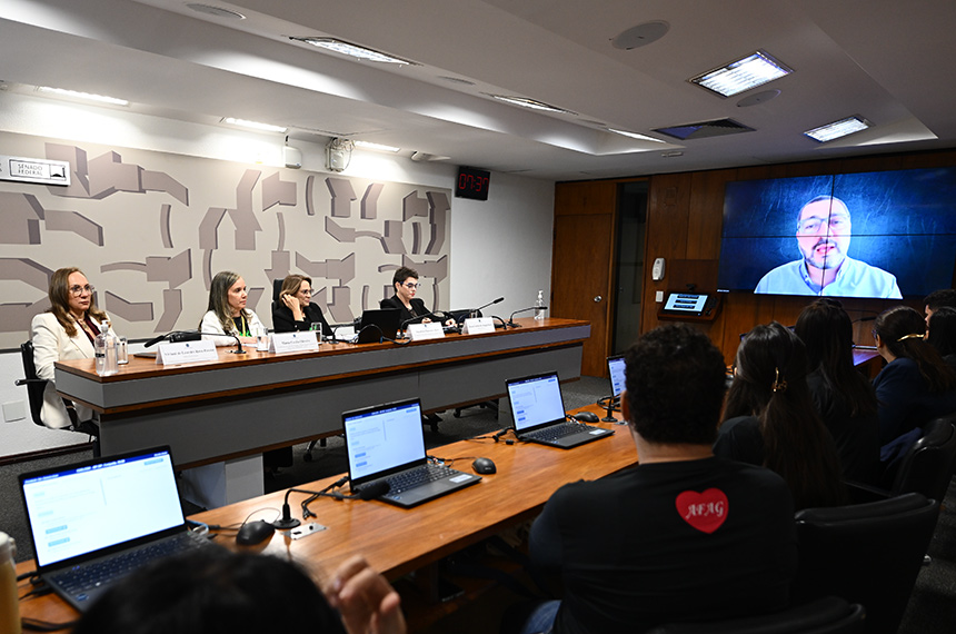 Debatedores pedem novos tratamentos no SUS para doença rara do sangue — Senado Notícias