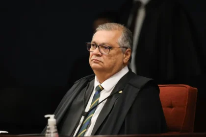 Dino autoriza PF a acessar dados de investigação sobre filme de Bolsonaro