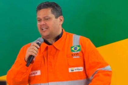 — Nós sabemos que a riqueza do petróleo é transformadora para a vida das pessoas, sobretudo por meio dos recursos do fundo social, que vão para a educação pública e a saúde pública. Em nome do povo amapaense, em nome deste pedaço de chão, no extremo norte do Brasil, expresso nossos agradecimentos por enfrentarmos esse desafio — declarou Davi ao elogiar a Petrobras e o apoio do Poder Executivo às pesquisas que resultaram na descoberta.