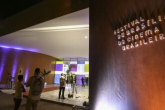 Festival de cinema de Brasília vive impasse; classe artística repudia