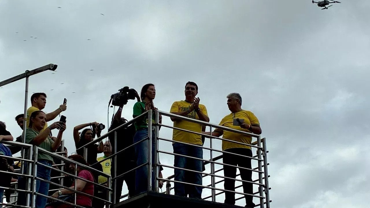 Flávio inicia campanha com pouco público