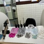 Fuzil e 2 mil porções de drogas são apreendidos em Salvador