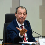 À mesa, presidente da CTFC, senador Omar Aziz (PSD-AM), conduz reunião.