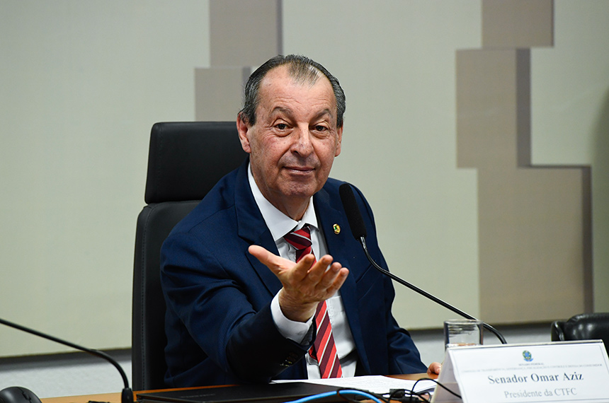 À mesa, presidente da CTFC, senador Omar Aziz (PSD-AM), conduz reunião.