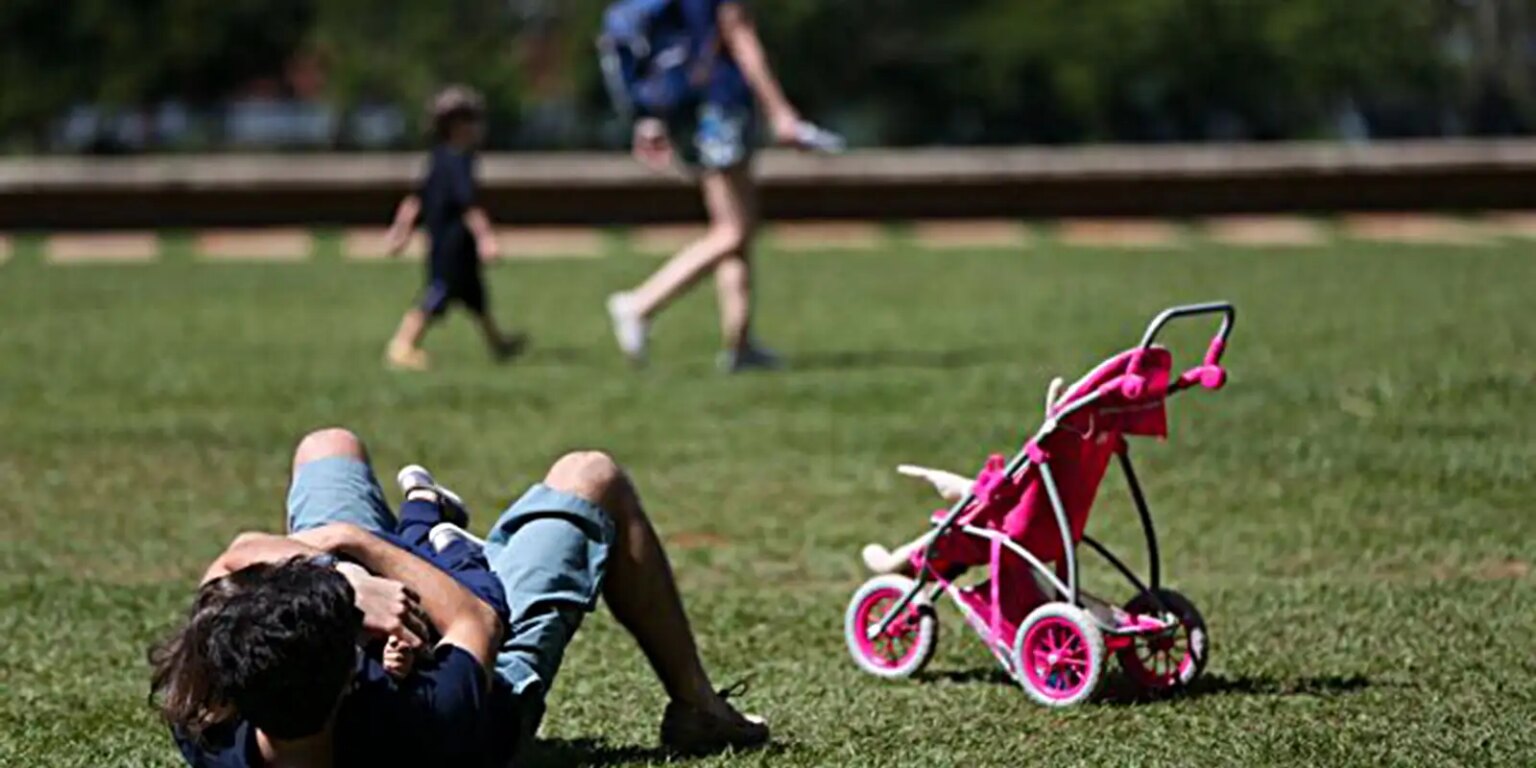 Pais estão menos presentes na criação de filhos, aponta estudo