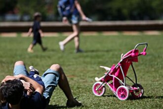 Pais estão menos presentes na criação de filhos, aponta estudo