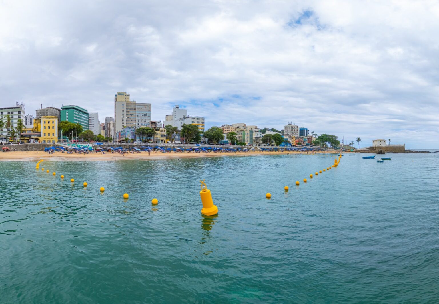 Boias são instaladas e mudam segurança no Porto da Barra