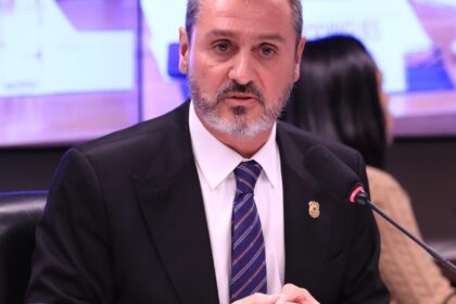 Dino determina reintegração de Andrei Rodrigues no comando da PF