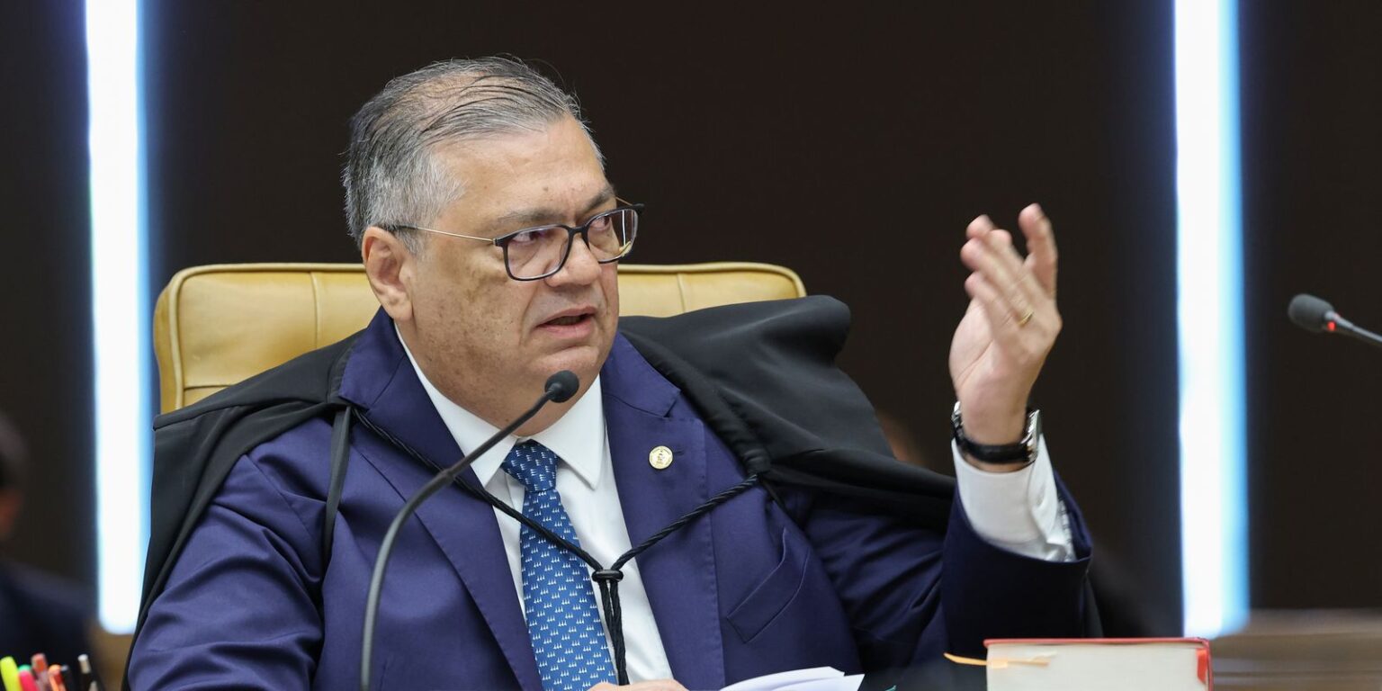 Dino e Zanin votam para julgar Moraes e Mendonça na mesma sessão