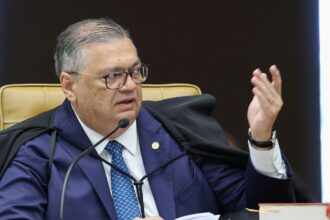 Dino e Zanin votam para julgar Moraes e Mendonça na mesma sessão