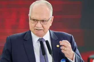 Fachin retira julgamento de Mendonça da pauta do STF