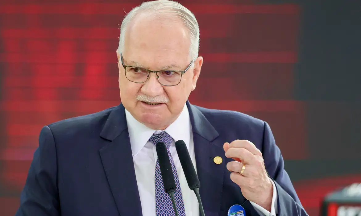 Fachin retira julgamento de Mendonça da pauta do STF
