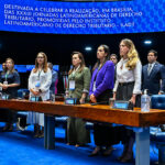 Em posição de respeito, parlamentares e convidados acompanham execução do Hino Nacional.