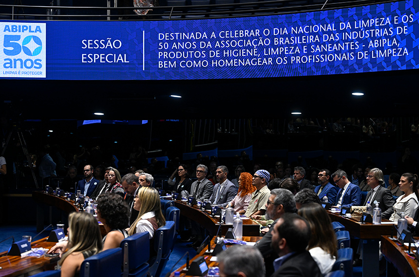 Parlamentares e convidados acompanham a sessão.