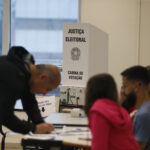 Lei proíbe prisão de candidatos e eleitores durante período de votação — Senado Notícias