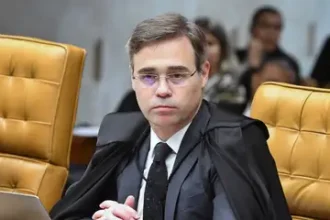 Mendonça se manifesta após encontro com dono do Master