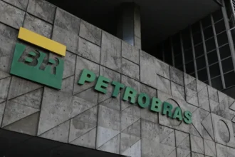 Petrobras entrega 1º navio de programa de R$ 450 milhões