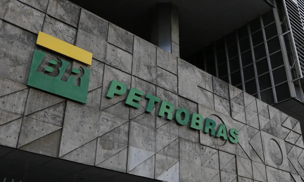 Petrobras entrega 1º navio de programa de R$ 450 milhões