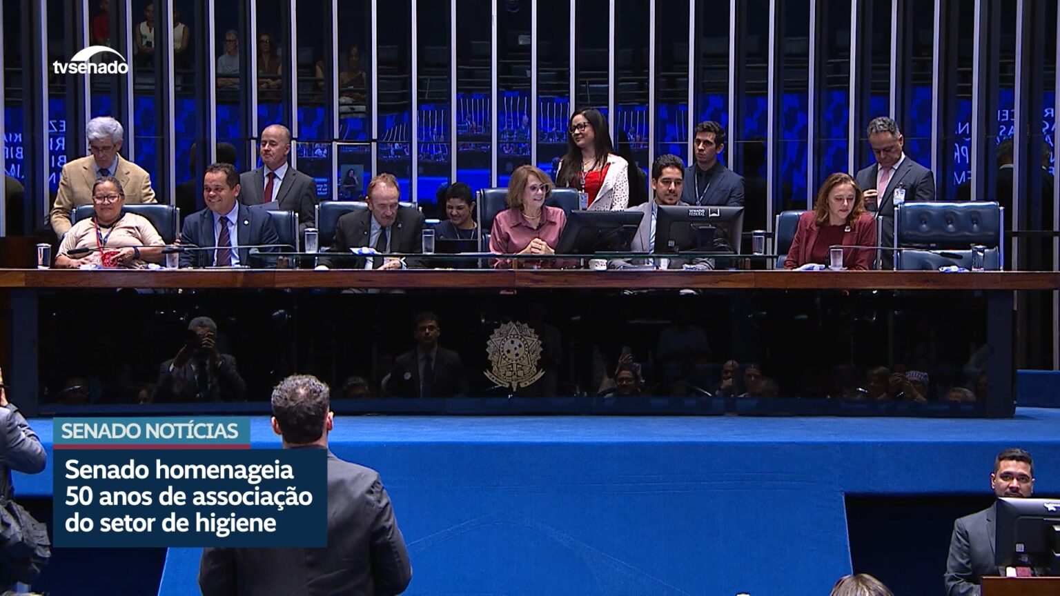 Senado homenageia trabalhadores da área de limpeza — Senado Notícias