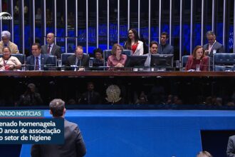 Senado homenageia trabalhadores da área de limpeza — Senado Notícias