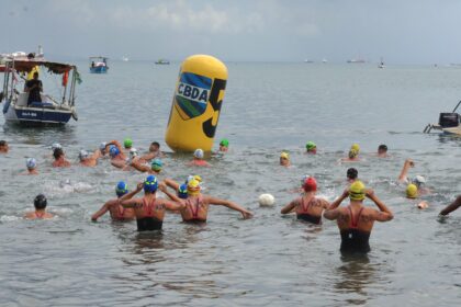 Águas abertas agitam a Baía de Todos-os-Santos em Salvador