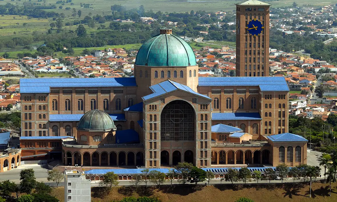 Aparecida espera 500 mil fiéis nesta segunda