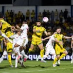 Com um a mais, Mirassol vence e complica Internacional no Brasileirão