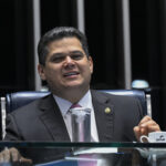 À mesa, presidente do Senado Federal, senador Davi Alcolumbre (União-AP), conduz sessão.
