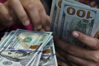 Dólar fecha a R$ 5,44 e registra maior alta semanal desde 2008