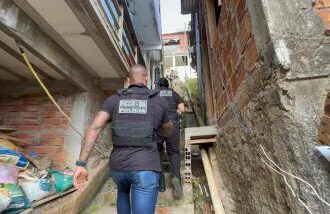 FICCO Bahia, PM e PF alcançam pedófilo foragido de SP, com pendrives, celulares e computadores contendo conteúdo pornográfico | SSP