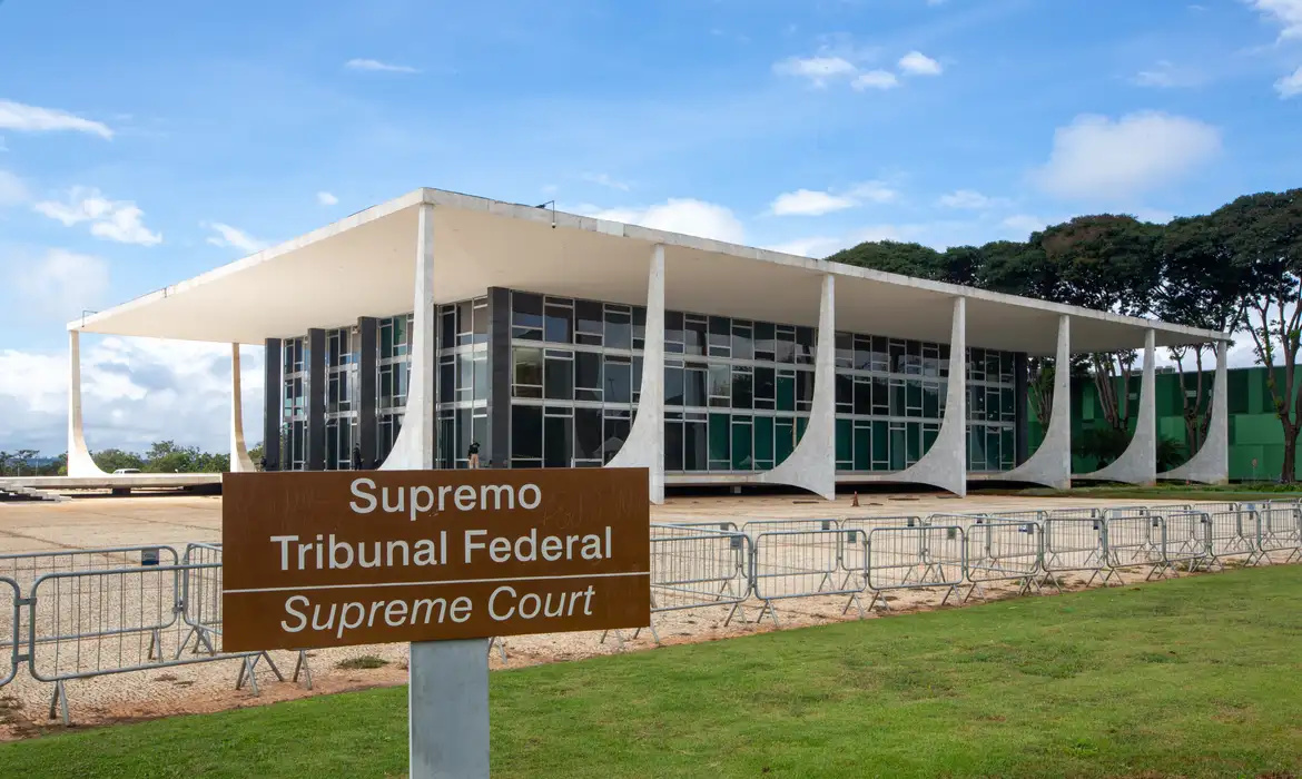 Homem é preso após tentar invadir sede do STF