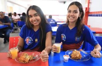 Lasanha no almoço e foco no aprendizado marcam Dia Nacional da Alimentação Escolar nos colégios da rede estadual | SEC