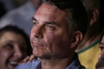 Mendonça multa Flávio por impulsionar post negativo contra Lula