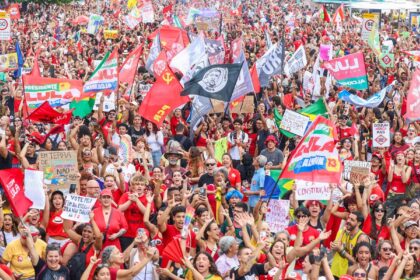 Milhares de pessoas lotam a orla de Copacabana em apoio a Lula