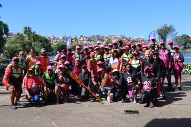 Outubro Rosa: Aulas de Dragon Boat da Sudesb auxiliam na recuperação e qualidade de vida de mulheres sobreviventes do câncer de mama | SUDESB