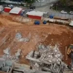 Parte de imóvel desaba em obra no Rio Vermelho e retroescavadeira atinge casas