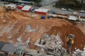 Parte de imóvel desaba em obra no Rio Vermelho e retroescavadeira atinge casas