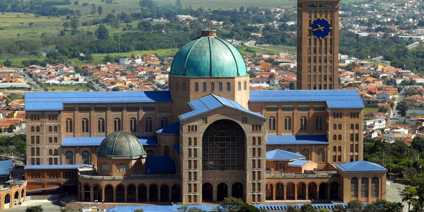 Santuário de Aparecida terá missas, consagração e procissão no feriado