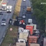 Tombamento de carreta causa questionamento na BR-324, na Bahia