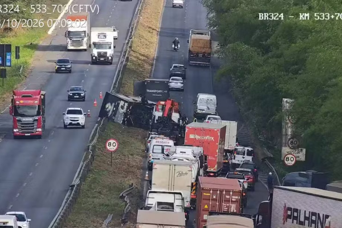 Tombamento de carreta causa questionamento na BR-324, na Bahia
